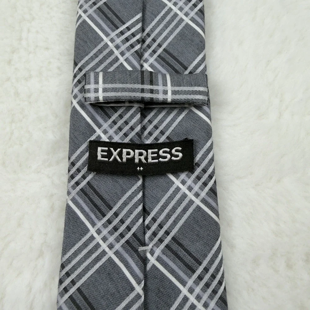Express necktie features